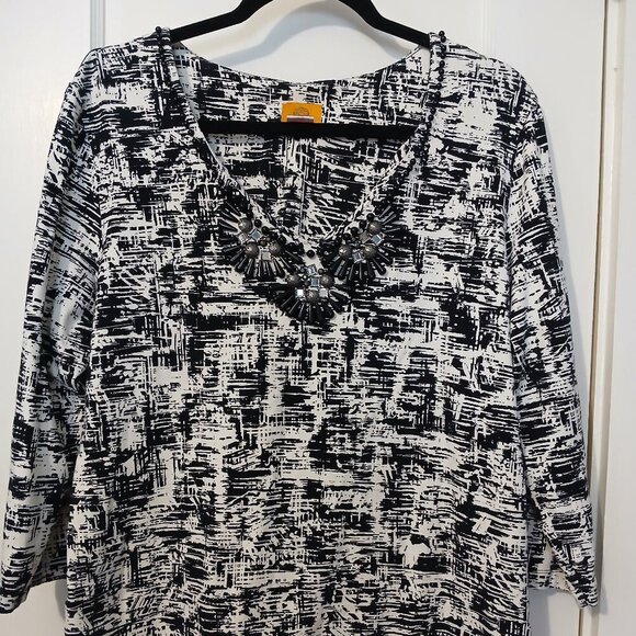 RUBY RD V-NECK PULLOVER, BLACK AND WHITE DESIGN, JEWEL NECK, XL - Picture 3 of 8